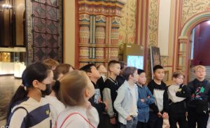 Ученики школы №345 посетили исторический музей. Фото: Telegram-канал образовательного учреждения
