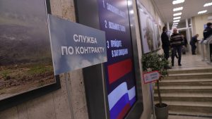 Музыкант Родион Газманов встретился с контрактниками в Едином пункте отбора на военную службу в Москве. Фото: Анатолий Цымбалюк, «Вечерняя Москва»