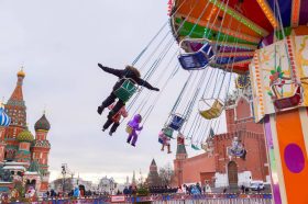 Зеленая фотозона установлена рядом со станцией «Бауманская». Фото: ксения Догонашева, «Вечерняя Москва»