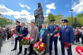 Глава управы района возложили цветы у мемориала 7-й Бауманской дивизии. Фото: официальная страница управы Басманного района в социальных сетях