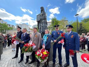 Глава управы района возложила цветы у мемориала 7-й Бауманской дивизии. Фото: официальная страница управы Басманного района в социальных сетях