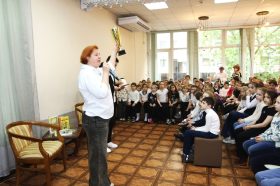 Вернисаж программы «Летнего чтения» прошел в библиотеке №20. Фото: страница ОКЦ ЦАО в социальных сетях
