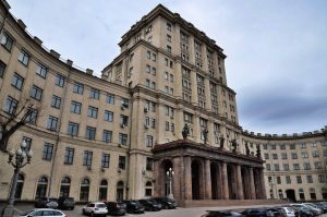 Дорожную карту направлений взаимодействий подписали представители МГТУ им. Н. Э. Баумана и САТЕЛ. Фото: Анна Быкова, «Вечерняя Москва»