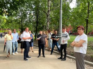 Обход территории провел заместитель главы управы района. Фото: страница управы района в социальных сетях