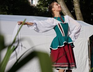 Занятие по бальным танцам пройдет в Саду имени Н.Э. Баумана. Фото: Анна Быкова, «Вечерняя Москва»