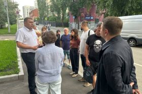 Обход дворовой территории провели в районе . Фото: страница управы района в социальных сетях