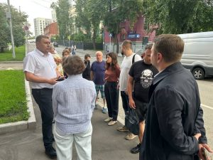 Обход дворовой территории провели в районе . Фото: страница управы района в социальных сетях