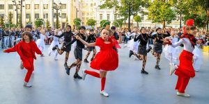 Свыше 1,5 тысячи юных танцоров приняли участие в конкурсе на Чистопрудном бульваре. Фото: пресс-служба Департамента торговли и услуг города Москвы