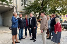 Обход территории провела глава управы района. Фото: страница управы Басманного района в социальных сетях