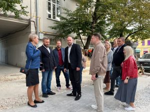 Обход территории провела глава управы района. Фото: страница управы Басманного района в социальных сетях