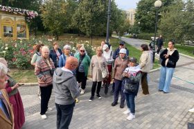 Пешеходную экскурсию провели сотрудники управы. Фото: страница управы района в социальных сетях