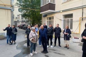 Сотрудники управы провели обход территории района. Фото: страница управы Басманного района в социальных сетях