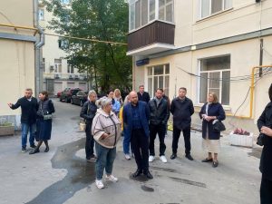 Сотрудники управы провели обход территории района. Фото: страница управы Басманного района в социальных сетях