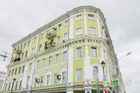 Дом в стиле неоклассики отремонтировали в районе. Фото: Фонд капитального ремонта многоквартирных домов города Москвы