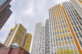 Более тысячи москвичей по программе реновации оформили документы на квартиры в Басманном районе. Фото: сайт мэра Москвы