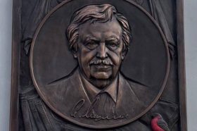 Мемориальная доска Альберту Лиханову появилась в райне. Фото: пресс-служба Департамента культурного наследия