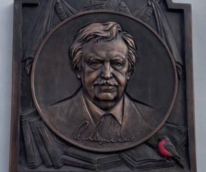 Мемориальная доска Альберту Лиханову появилась в районе. Фото: пресс-служба Департамента культурного наследия