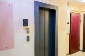 Замену лифта реализовали в жилом доме в районе. Фото: пресс-служба ФКР Москвы