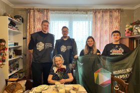 Акция «Тепло сердец»: молодежь Басманного района помогла ветерану. Фото: страница управы Басманного района в социальных сетях