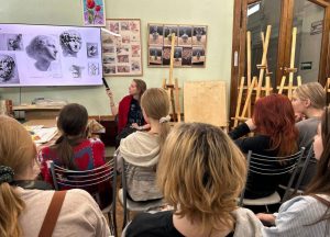 Выпускница-архитектор провела творческую встречу для учеников студии «Мир искусства». Фото: странице Дворца творчества «На Стопани» в социальных сетях