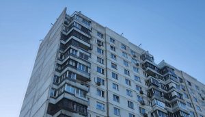 Рейд по проверке безопасности домов провели сотрудники «Жилищника» района. Фото: Алина Моисеенко, «Вечерняя Москва»