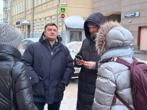 Осмотр дома провел замглавы управы района. Фото: страница управы Басманного района в социальных сетях