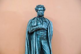 «За пушкинской строкой»: в библиотеке №18 состоится поэтическая программа. Фото: Ксения Догонашева, «Вечерняя Москва»